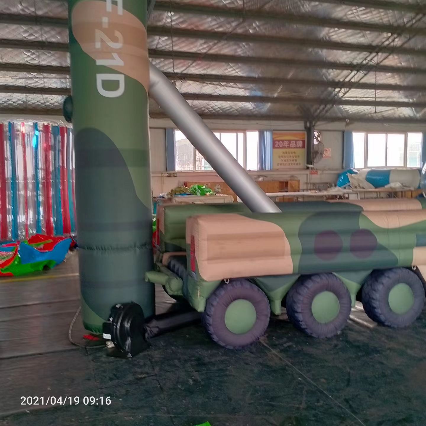 韩城军事演习中的充气目标车辆：模拟发射车雷达车坦克飞机